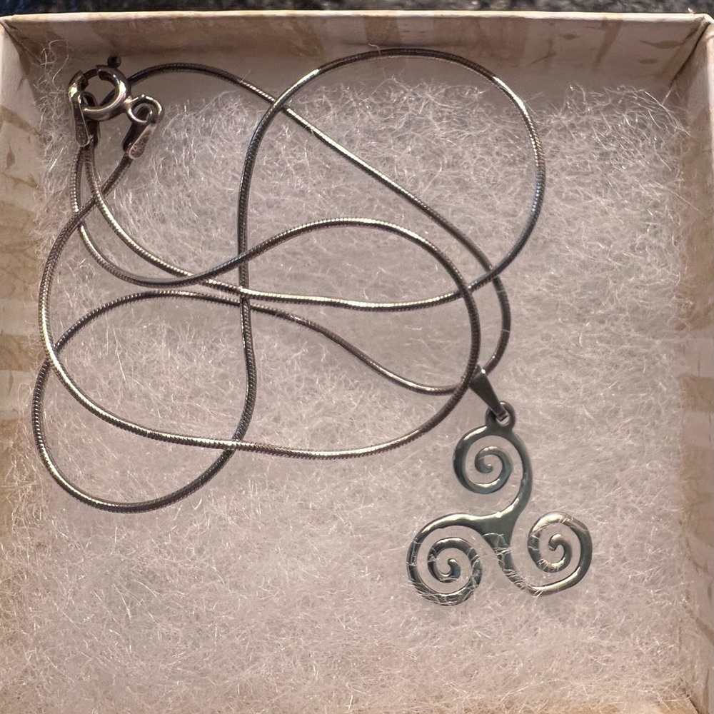 🍀Sterling silver Irish charm with 16-inch chain.